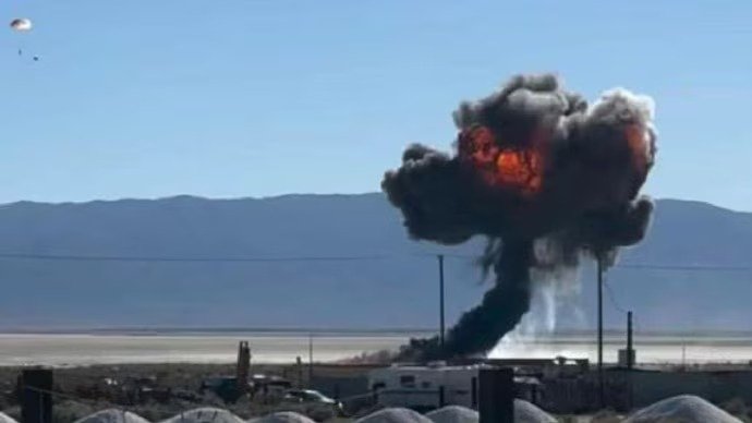 अमेरिकी F-16 फाइटर जेट क्रैश, पायलट ने इजेक्ट होकर पैराशूट से अपनी जान बचाई।