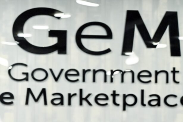 जीईएम द्वारा आईडीएएस 2024 बैच के परिवीक्षार्थियों के लिए आयोजित सार्वजनिक खरीद अनुकूलन सत्र में अधिकारी और विशेषज्ञ चर्चा करते हुए।