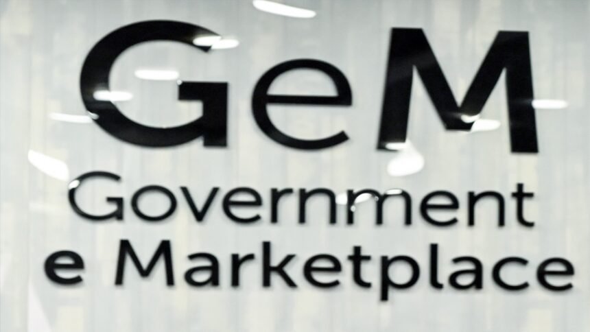 जीईएम द्वारा आईडीएएस 2024 बैच के परिवीक्षार्थियों के लिए आयोजित सार्वजनिक खरीद अनुकूलन सत्र में अधिकारी और विशेषज्ञ चर्चा करते हुए।