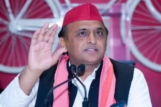 अखिलेश यादव प्रेस कॉन्फ्रेंस में बोलते हुए, बुलडोज़र कार्रवाई पर आरोप लगाते हुए।