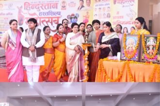 स्मृति उपवन लखनऊ में आयोजित सांस्कृतिक संध्या में नृत्य, संगीत और सम्मान समारोह के दौरान मंच पर अतिथियों, कलाकारों और संस्थाओं के प्रतिनिधियों की उपस्थिति।