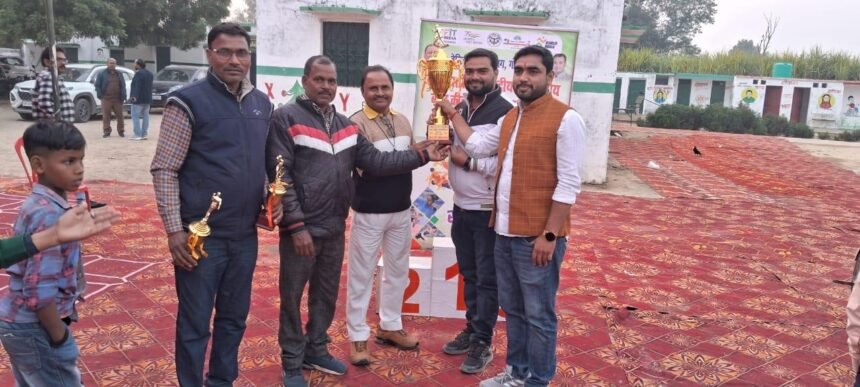 मुझेहना ब्लॉक क्रीड़ा प्रतियोगिता में यूपीएस जिगना के खिलाड़ियों को सम्मानित करते अधिकारी।