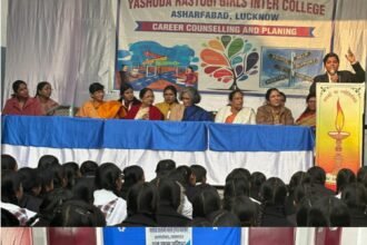 यशोदा रस्तोगी गर्ल्स इंटर कॉलेज में पूर्व छात्राओं की बैठक और पूर्व छात्रा परिषद के गठन का समूह चित्र 1970 से 2016 तक की पूर्व छात्राएं एक मंच पर।