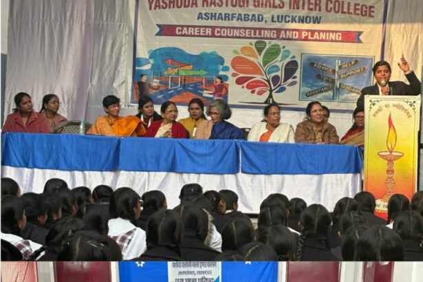 यशोदा रस्तोगी गर्ल्स इंटर कॉलेज में पूर्व छात्राओं की बैठक और पूर्व छात्रा परिषद के गठन का समूह चित्र 1970 से 2016 तक की पूर्व छात्राएं एक मंच पर।