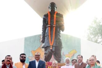 मुख्यमंत्री योगी आदित्यनाथ लखनऊ के पटेल पार्क में सरदार वल्लभभाई पटेल की प्रतिमा पर पुष्पांजलि अर्पित करते हुए।