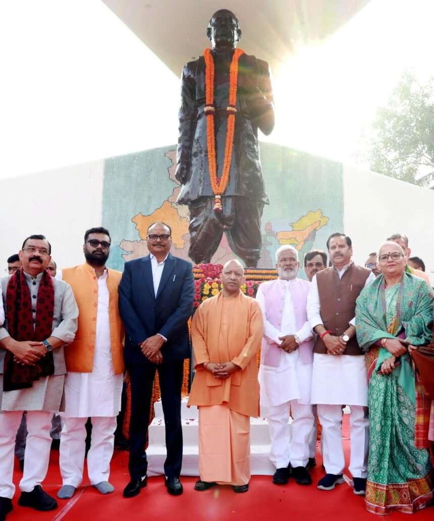 मुख्यमंत्री योगी आदित्यनाथ लखनऊ के पटेल पार्क में सरदार वल्लभभाई पटेल की प्रतिमा पर पुष्पांजलि अर्पित करते हुए।