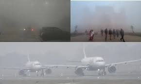 दिल्ली-एनसीआर में घने कोहरे के कारण सड़कों पर कम दृश्यता, वाहन धीमी गति से चलते हुए और प्रदूषण से ढका आसमान।