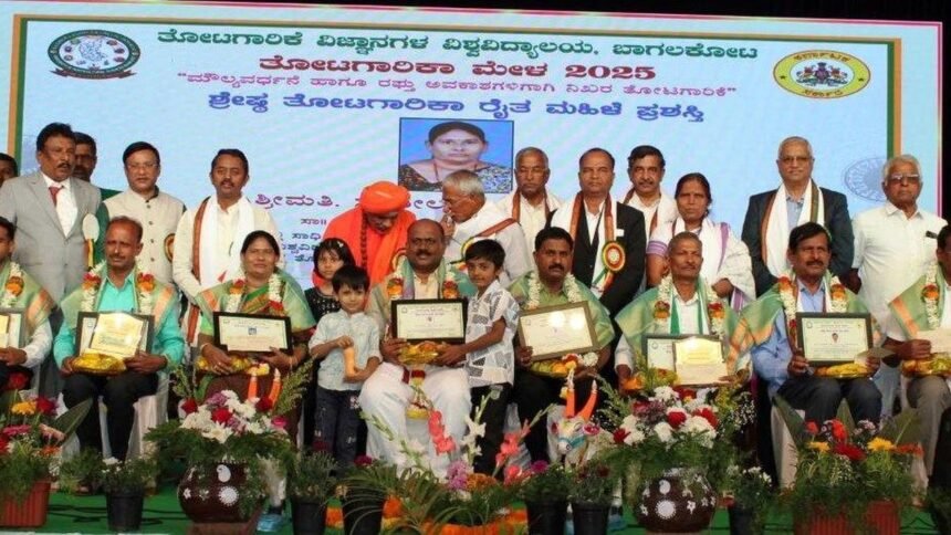 बागवानी मेले के उद्घाटन के दौरान किसानों और वैज्ञानिकों से बात करते जिला प्रभारी मंत्री आर.बी. थिम्मापुर