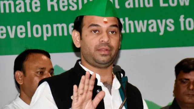पटना के मेडिवर्सल अस्पताल में इलाज के दौरान तेजप्रताप यादव, तबीयत बिगड़ने के बाद डॉक्टरों की निगरानी में