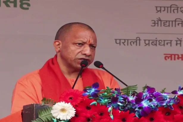 किसान सम्मान दिवस 2025: मुख्यमंत्री योगी आदित्यनाथ किसानों को ट्रैक्टर वितरित करते हुए, चौधरी चरण सिंह की जयंती के अवसर पर