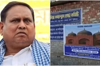 मुर्शिदाबाद में नई बाबरी मस्जिद की नींव रखते हुए हुमायूँ कबीर, मौलवियों और बड़ी संख्या में ईंट लेकर पहुँचे लोगों की भीड़ दिखाई दे रही है।