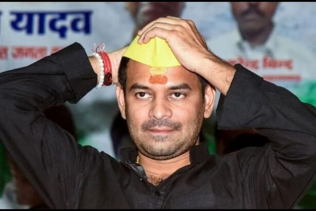 तेज प्रताप यादव अपने पटना स्थित घर के सामने खड़े, बिजली बिल विवाद से जुड़े चित्र के लिए