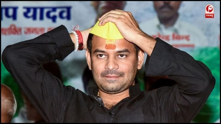 तेज प्रताप यादव अपने पटना स्थित घर के सामने खड़े, बिजली बिल विवाद से जुड़े चित्र के लिए