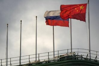 चीन और रूस के सैनिक संयुक्त एंटी-मिसाइल ड्रिल के दौरान प्रशिक्षण लेते हुए