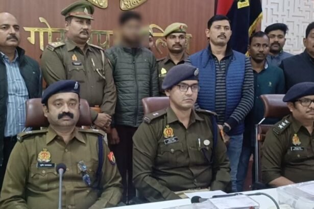 गोरखपुर में मां-बेटी की हत्या का आरोपी राजत पुलिस हिरासत में, पुलिस अधिकारियों के साथ।