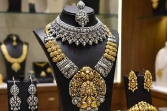 सोना-चांदी के बढ़ते दामों के साथ सर्राफा बाजार में ग्राहकों की भीड़, डिस्प्ले पर चांदी की ऑल टाइम हाई कीमतें।