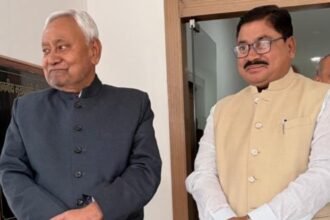 AIMIM विधायक मुर्शीद आलम प्रेस से बातचीत करते हुए नीतीश कुमार को अपना राजनीतिक गुरु बताते हुए।