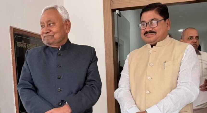 AIMIM विधायक मुर्शीद आलम प्रेस से बातचीत करते हुए नीतीश कुमार को अपना राजनीतिक गुरु बताते हुए।