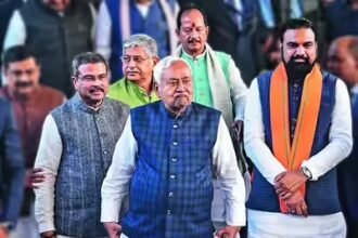 बिहार में नई सरकार द्वारा बड़े प्रशासनिक फेरबदल के तहत 13 जिलों के DM बदले जाने की सरकारी घोषणा।