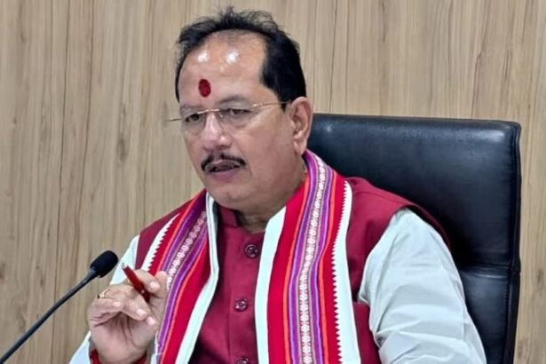 उप मुख्यमंत्री विजय कुमार सिन्हा पटना में प्रेस वार्ता के दौरान बिहार में अवैध खनन पर सख्त कार्रवाई और पुलिस बल बढ़ाने की घोषणा करते हुए।