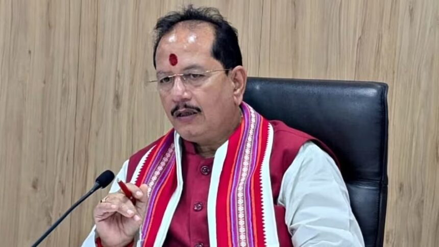 उप मुख्यमंत्री विजय कुमार सिन्हा पटना में प्रेस वार्ता के दौरान बिहार में अवैध खनन पर सख्त कार्रवाई और पुलिस बल बढ़ाने की घोषणा करते हुए।