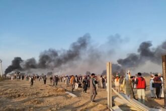 हनुमानगढ़ के राठीखेड़ा गांव में इथेनॉल फैक्ट्री के विरोध के दौरान किसानों और पुलिस के बीच हुई हिंसक झड़प, टूटी दीवारें और आगजनी की घटनाएं।