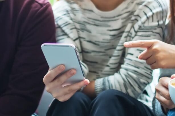 ऑस्ट्रेलियाई प्रधानमंत्री एंथनी अल्बनीज़ सोशल मीडिया पर 16 साल से कम उम्र के बच्चों के लिए लागू नए राष्ट्रीय प्रतिबंध पर प्रेस कॉन्फ्रेंस के दौरान बोलते हुए।