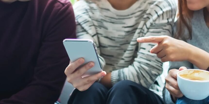 ऑस्ट्रेलियाई प्रधानमंत्री एंथनी अल्बनीज़ सोशल मीडिया पर 16 साल से कम उम्र के बच्चों के लिए लागू नए राष्ट्रीय प्रतिबंध पर प्रेस कॉन्फ्रेंस के दौरान बोलते हुए।