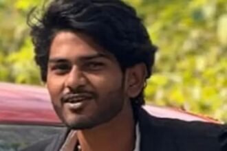 तेलंगाना के सांगारेड्डी में प्रेमी छात्र की हत्या और लड़की घायल होने की घटना। पुलिस जांच करती हुई।