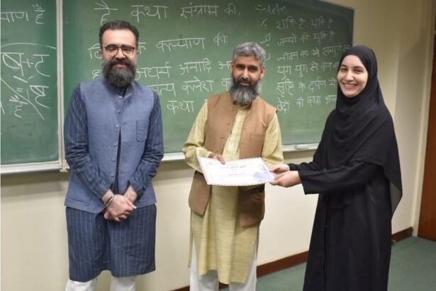 लाहौर यूनिवर्सिटी ऑफ मैनेजमेंट साइंस के कैंपस में संस्कृत अध्ययन से जुड़ा पोस्टर और छात्र; पाकिस्तान में पहली बार शुरू हुए संस्कृत रेगुलर कोर्स को दर्शाता दृश्य।