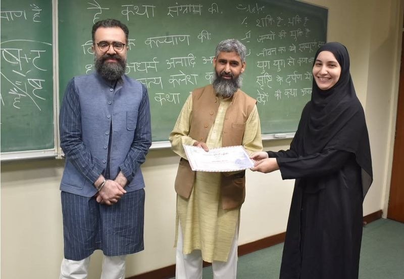 लाहौर यूनिवर्सिटी ऑफ मैनेजमेंट साइंस के कैंपस में संस्कृत अध्ययन से जुड़ा पोस्टर और छात्र; पाकिस्तान में पहली बार शुरू हुए संस्कृत रेगुलर कोर्स को दर्शाता दृश्य।