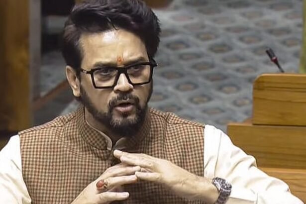 संसद परिसर में मकर गेट पर टीएमसी सांसद सौगत रॉय ई-सिगरेट पीते हुए, केंद्रीय मंत्री गजेंद्र सिंह शेखावत और गिरिराज सिंह उन्हें टोका।