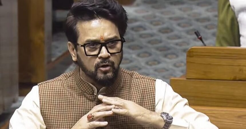 संसद परिसर में मकर गेट पर टीएमसी सांसद सौगत रॉय ई-सिगरेट पीते हुए, केंद्रीय मंत्री गजेंद्र सिंह शेखावत और गिरिराज सिंह उन्हें टोका।