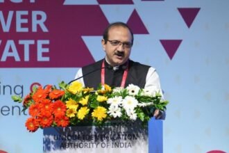 नया Aadhaar मोबाइल ऐप: उपयोगकर्ता ऑफ़लाइन QR कोड से केवल आवश्यक जानकारी साझा करते हुए पहचान प्रमाणित करते हुए।