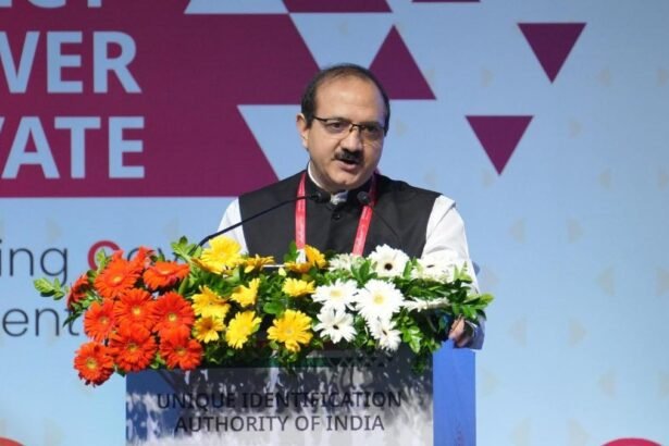 नया Aadhaar मोबाइल ऐप: उपयोगकर्ता ऑफ़लाइन QR कोड से केवल आवश्यक जानकारी साझा करते हुए पहचान प्रमाणित करते हुए।