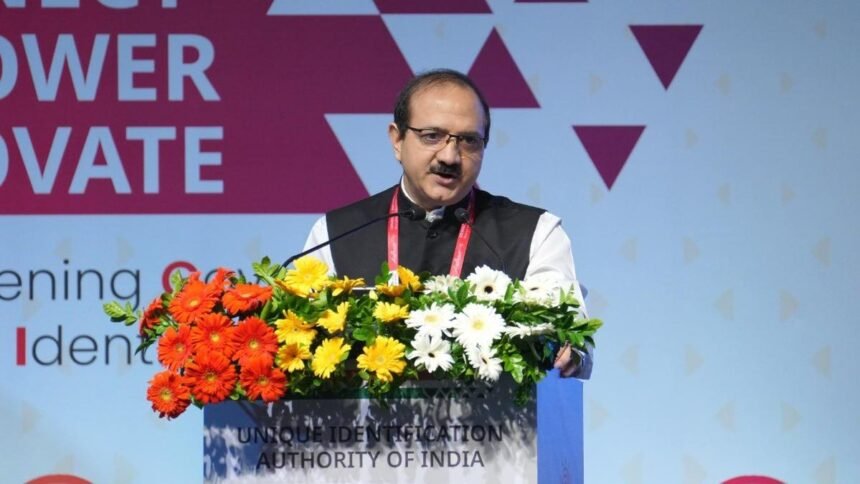 नया Aadhaar मोबाइल ऐप: उपयोगकर्ता ऑफ़लाइन QR कोड से केवल आवश्यक जानकारी साझा करते हुए पहचान प्रमाणित करते हुए।