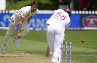 जैकब डफी वेलिंगटन टेस्ट में वेस्टइंडीज़ के खिलाफ विकेट लेने के बाद जश्न मनाते हुए, टीम के साथी खिलाड़ियों के साथ।