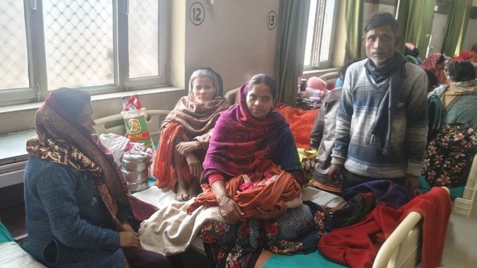 बरेली महिला अस्पताल के बाहर खड़े परिजन, जुड़वा बच्चों के दावे पर जांच की मांग करते हुए।