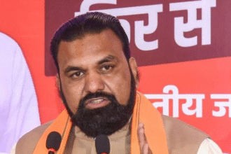 बिहार के उपमुख्यमंत्री सम्राट चौधरी AI कैमरे और गुंडा बैंक पर रोक से जुड़ी घोषणा करते हुए कार्यक्रम में संबोधित करते हुए।