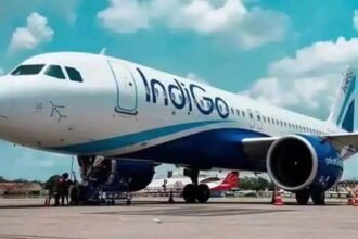 इंडिगो (InterGlobe Aviation) का विमान रखरखाव दल के साथ और पीछे दिल्ली हाई कोर्ट की इमारत।