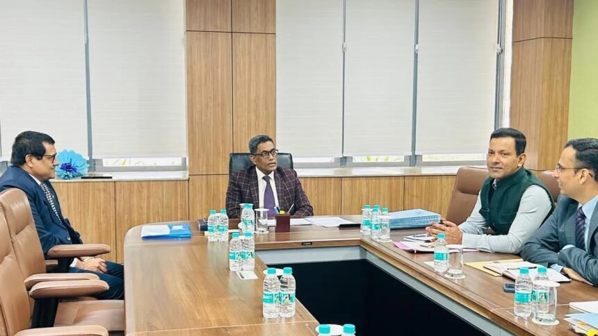 मुख्य सचिव प्रत्यय अमृत, अधिकारियों और 32 निवेशकों के साथ एक गोलमेज बैठक में चर्चा कर रहे हैं। पीछे बिहार औद्योगिक हब का लोगो है।