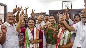 केरल स्थानीय निकाय चुनाव 2025 के नतीजों का ग्राफिक। UDF को बड़ी बढ़त मिली, जबकि BJP ने तिरुवनंतपुरम नगर निगम में 45 साल पुराना LDF का किला तोड़ते हुए 50 वार्ड जीतकर ऐतिहासिक जीत दर्ज की। दो चरणों में रिकॉर्ड 73.69% मतदान हुआ।