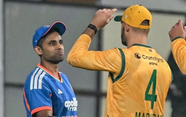 भारत और दक्षिण अफ्रीका के खिलाड़ियों का एक एक्शन शॉट, जिसमें दोनों टीमों के बीच चल रही T20 सीरीज़ के रोमांच को दर्शाया गया है। सीरीज़ 1-1 की बराबरी पर खड़ी है और निर्णायक मुकाबले के लिए दोनों टीमें तैयार हैं।