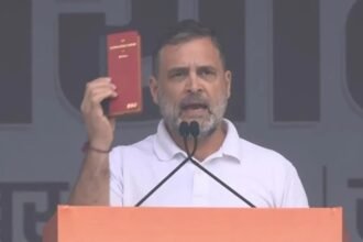 रामलीला मैदान, दिल्ली में कांग्रेस की 'वोट चोर, गद्दी छोड़' महारैली के दौरान मंच पर कांग्रेस अध्यक्ष मल्लिकार्जुन खड़गे, राहुल गांधी और प्रियंका गांधी वाड्रा विशाल जनसमूह को संबोधित करते हुए।