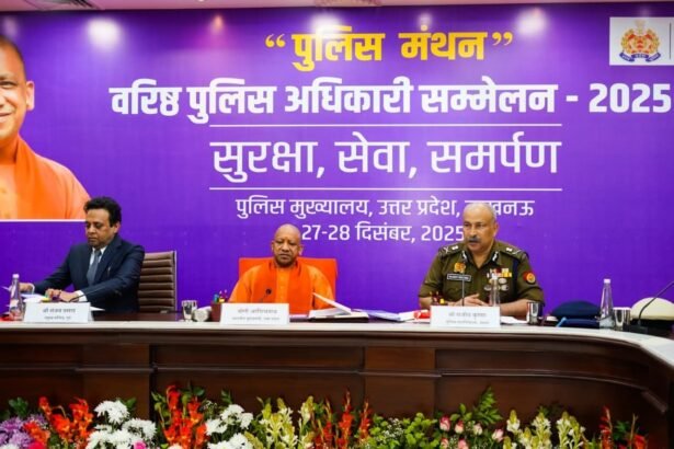 मुख्यमंत्री योगी आदित्यनाथ ‘पुलिस मंथन-2025’ सम्मेलन के दौरान यूपी पुलिस अधिकारियों को संबोधित करते हुए
