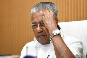 केरल के मुख्यमंत्री और केरल इंफ्रास्ट्रक्चर इन्वेस्टमेंट फंड बोर्ड (KIIFB) के अधिकारियों को मसाला बॉन्ड से संबंधित एक प्रेस कॉन्फ्रेंस या बैठक में दिखाया गया है, जिसके पीछे KIIFB का लोगो और बॉन्ड से जुड़ी वित्तीय परियोजनाओं का चित्रण है