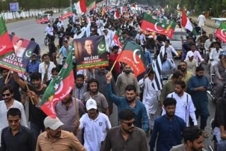 Rawalpindi में Adiala जेल के बाहर PTI समर्थक इमरान खान के समर्थन में विरोध प्रदर्शन कर रहे हैं। पुलिस और फौजी बल सुरक्षा व्यवस्था बनाए हुए हैं।