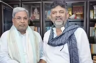 कर्नाटक की राजनीति में हलचल तेज: सिद्धारमैया बोले – “शिवकुमार तभी मुख्यमंत्री बनेंगे जब हाई कमांड फैसला करेगा” कर्नाटक की राजनीति में पिछले कुछ दिनों से चल रही हलचल मंगलवार को और बढ़ गई, जब मुख्यमंत्री सिद्धारमैया और उपमुख्यमंत्री डीके शिवकुमार दूसरी बार नाश्ते पर मिले। यह मुलाकात ऐसे समय में हुई जब राज्य में सत्ता परिवर्तन, नेतृत्व बदलाव और कांग्रेस विधायकों में असंतोष से जुड़ी कई अफवाहें लगातार राजनीतिक माहौल को गर्म कर रही थीं। दोनों नेताओं की बैठक और उसके बाद का बयान आज की राजनीति में बेहद महत्वपूर्ण माना जा रहा है। बैठक खत्म होने के बाद मुख्यमंत्री सिद्धारमैया ने मीडिया से बात की और साफ कहा कि कर्नाटक का अगला मुख्यमंत्री कौन होगा, इसका अंतिम फैसला कांग्रेस हाई कमांड ही करेगा। उन्होंने यह भी दोहराया कि पार्टी के सभी विधायक एकजुट हैं और किसी भी राजनीतिक संकट का सामना मिलकर करेंगे। सिद्धारमैया ने कहा, “हम सब कांग्रेस हाई कमांड के फैसले को मानते हैं। शिवकुमार तभी मुख्यमंत्री बनेंगे जब दिल्ली में हमारे नेता यह फैसला करेंगे। हमारे बीच किसी तरह का विवाद नहीं है।” यह बयान इसलिए भी महत्वपूर्ण है क्योंकि राज्य में काफी समय से यह चर्चा चल रही थी कि डीके शिवकुमार मुख्यमंत्री पद की अदला-बदली चाहते हैं, जिसे कथित रूप से कांग्रेस ने 2023 चुनाव के बाद हुए समझौते में शामिल किया था। हालांकि, शिवकुमार ने आज फिर कहा कि वे पार्टी के प्रति समर्पित हैं और हाई कमांड का कोई भी निर्णय स्वीकार करेंगे। उन्होंने कहा, “मैं अपनी सीमाएँ जानता हूँ। पार्टी ने मुझे जो जिम्मेदारी दी है, मैं उसे पूरी निष्ठा के साथ निभा रहा हूँ। हाई कमांड जो भी फैसला करेगा, वही अंतिम होगा।” इस मुलाकात से पहले विपक्ष लगातार यह दावा कर रहा था कि कर्नाटक कांग्रेस में बड़ी फूट है और कई विधायक असंतुष्ट हैं। कुछ विधायकों ने दिल्ली जाकर हाई कमांड से मिलने की इच्छा भी जताई थी। लेकिन आज की बैठक के बाद सिद्धारमैया और शिवकुमार ने संयुक्त रूप से यह संदेश दिया कि कांग्रेस सरकार स्थिर है और विधायक दल में कोई असंतोष नहीं है। सिद्धारमैया ने कहा, “हम सब एकजुट हैं और विपक्ष द्वारा लाए जा रहे अविश्वास प्रस्ताव का कड़ा जवाब देंगे। हमारी सरकार पांच साल पूरे करेगी।” राजनीतिक विश्लेषकों के अनुसार, यह बयान न केवल कांग्रेस नेतृत्व की रणनीति का हिस्सा है बल्कि आने वाले समय में होने वाले संगठनात्मक बदलावों की ओर भी संकेत करता है। कांग्रेस अपने राज्य सरकारों में स्थिरता बनाए रखना चाहती है, क्योंकि देश में 2029 के आम चुनावों से पहले पार्टी को मजबूत राज्यों की जरूरत होगी। कर्नाटक दक्षिण भारत में कांग्रेस के सबसे मजबूत गढ़ों में से एक है, इसलिए यहां किसी भी तरह की उथल-पुथल पार्टी के लिए नुकसानदायक हो सकती है। आज की बैठक “ब्रेकफास्ट मीटिंग 2.0” इसलिए कही जा रही है क्योंकि विधायक दल में तनाव की खबरों के बीच कुछ दिन पहले दोनों नेता पहली बार मिले थे। उस समय भी उन्होंने कहा था कि सरकार पूरी तरह स्थिर है। लेकिन राजनीतिक माहौल शांत नहीं हुआ, जिसके बाद आज की बैठक को काफी अहम माना गया। इस मुलाकात के बाद सरकार ने संकेत दिया है कि वह पूरी तरह विकास योजनाओं, बजट की तैयारी और विधानसभा सत्र पर ध्यान केंद्रित करेगी। सरकार का कहना है कि विपक्ष केवल भ्रम फैलाने की कोशिश कर रहा है और कांग्रेस को अस्थिर दिखाने की राजनीति कर रहा है। सिद्धारमैया ने कहा, “विपक्ष को लगता है कि अफवाहें फैलाकर सरकार गिराई जा सकती है, लेकिन कांग्रेस परिपक्व पार्टी है और ऐसे दबाव में नहीं आने वाली।” इसके साथ ही डीके शिवकुमार ने भी साफ कहा कि वे और सिद्धारमैया साथ-साथ काम कर रहे हैं और आने वाले चुनावों पर ध्यान केंद्रित कर रहे हैं। शिवकुमार ने कहा, “सिद्धारमैया मेरे बड़े भाई जैसे हैं। हमारे बीच किसी तरह का मतभेद नहीं है। हम दोनों मिलकर सरकार चला रहे हैं।” कांग्रेस हाई कमांड इस पूरे मामले पर नजर बनाए हुए है। सूत्रों के अनुसार, दिल्ली में नेतृत्व को किसी भी प्रकार की अस्थिरता से बचने के लिए दोनों नेताओं को संदेश दिया गया है कि वे एकजुट होकर काम करें। यही कारण है कि दोनों नेताओं ने आज एक संयुक्त और स्पष्ट संदेश दिया, ताकि पार्टी और सरकार दोनों में स्थिरता बनी रहे। कुल मिलाकर, आज की बैठक और उसके बाद आए बयानों ने यह साफ कर दिया है कि कर्नाटक में फिलहाल सत्ता परिवर्तन की कोई संभावना नहीं है। मुख्यमंत्री पद को लेकर जो भी निर्णय होगा, वह केवल हाई कमांड करेगा, और दोनों शीर्ष नेता उसके अनुसार चलेंगे। राज्य की कांग्रेस सरकार फिलहाल यह दिखाने की कोशिश कर रही है कि वह मजबूत है, एकजुट है और आने वाले वर्षों में अपनी नीतियों को लागू करने पर ध्यान केंद्रित कर रही है।