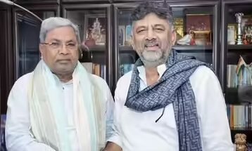 कर्नाटक की राजनीति में हलचल तेज: सिद्धारमैया बोले – “शिवकुमार तभी मुख्यमंत्री बनेंगे जब हाई कमांड फैसला करेगा” कर्नाटक की राजनीति में पिछले कुछ दिनों से चल रही हलचल मंगलवार को और बढ़ गई, जब मुख्यमंत्री सिद्धारमैया और उपमुख्यमंत्री डीके शिवकुमार दूसरी बार नाश्ते पर मिले। यह मुलाकात ऐसे समय में हुई जब राज्य में सत्ता परिवर्तन, नेतृत्व बदलाव और कांग्रेस विधायकों में असंतोष से जुड़ी कई अफवाहें लगातार राजनीतिक माहौल को गर्म कर रही थीं। दोनों नेताओं की बैठक और उसके बाद का बयान आज की राजनीति में बेहद महत्वपूर्ण माना जा रहा है। बैठक खत्म होने के बाद मुख्यमंत्री सिद्धारमैया ने मीडिया से बात की और साफ कहा कि कर्नाटक का अगला मुख्यमंत्री कौन होगा, इसका अंतिम फैसला कांग्रेस हाई कमांड ही करेगा। उन्होंने यह भी दोहराया कि पार्टी के सभी विधायक एकजुट हैं और किसी भी राजनीतिक संकट का सामना मिलकर करेंगे। सिद्धारमैया ने कहा, “हम सब कांग्रेस हाई कमांड के फैसले को मानते हैं। शिवकुमार तभी मुख्यमंत्री बनेंगे जब दिल्ली में हमारे नेता यह फैसला करेंगे। हमारे बीच किसी तरह का विवाद नहीं है।” यह बयान इसलिए भी महत्वपूर्ण है क्योंकि राज्य में काफी समय से यह चर्चा चल रही थी कि डीके शिवकुमार मुख्यमंत्री पद की अदला-बदली चाहते हैं, जिसे कथित रूप से कांग्रेस ने 2023 चुनाव के बाद हुए समझौते में शामिल किया था। हालांकि, शिवकुमार ने आज फिर कहा कि वे पार्टी के प्रति समर्पित हैं और हाई कमांड का कोई भी निर्णय स्वीकार करेंगे। उन्होंने कहा, “मैं अपनी सीमाएँ जानता हूँ। पार्टी ने मुझे जो जिम्मेदारी दी है, मैं उसे पूरी निष्ठा के साथ निभा रहा हूँ। हाई कमांड जो भी फैसला करेगा, वही अंतिम होगा।” इस मुलाकात से पहले विपक्ष लगातार यह दावा कर रहा था कि कर्नाटक कांग्रेस में बड़ी फूट है और कई विधायक असंतुष्ट हैं। कुछ विधायकों ने दिल्ली जाकर हाई कमांड से मिलने की इच्छा भी जताई थी। लेकिन आज की बैठक के बाद सिद्धारमैया और शिवकुमार ने संयुक्त रूप से यह संदेश दिया कि कांग्रेस सरकार स्थिर है और विधायक दल में कोई असंतोष नहीं है। सिद्धारमैया ने कहा, “हम सब एकजुट हैं और विपक्ष द्वारा लाए जा रहे अविश्वास प्रस्ताव का कड़ा जवाब देंगे। हमारी सरकार पांच साल पूरे करेगी।” राजनीतिक विश्लेषकों के अनुसार, यह बयान न केवल कांग्रेस नेतृत्व की रणनीति का हिस्सा है बल्कि आने वाले समय में होने वाले संगठनात्मक बदलावों की ओर भी संकेत करता है। कांग्रेस अपने राज्य सरकारों में स्थिरता बनाए रखना चाहती है, क्योंकि देश में 2029 के आम चुनावों से पहले पार्टी को मजबूत राज्यों की जरूरत होगी। कर्नाटक दक्षिण भारत में कांग्रेस के सबसे मजबूत गढ़ों में से एक है, इसलिए यहां किसी भी तरह की उथल-पुथल पार्टी के लिए नुकसानदायक हो सकती है। आज की बैठक “ब्रेकफास्ट मीटिंग 2.0” इसलिए कही जा रही है क्योंकि विधायक दल में तनाव की खबरों के बीच कुछ दिन पहले दोनों नेता पहली बार मिले थे। उस समय भी उन्होंने कहा था कि सरकार पूरी तरह स्थिर है। लेकिन राजनीतिक माहौल शांत नहीं हुआ, जिसके बाद आज की बैठक को काफी अहम माना गया। इस मुलाकात के बाद सरकार ने संकेत दिया है कि वह पूरी तरह विकास योजनाओं, बजट की तैयारी और विधानसभा सत्र पर ध्यान केंद्रित करेगी। सरकार का कहना है कि विपक्ष केवल भ्रम फैलाने की कोशिश कर रहा है और कांग्रेस को अस्थिर दिखाने की राजनीति कर रहा है। सिद्धारमैया ने कहा, “विपक्ष को लगता है कि अफवाहें फैलाकर सरकार गिराई जा सकती है, लेकिन कांग्रेस परिपक्व पार्टी है और ऐसे दबाव में नहीं आने वाली।” इसके साथ ही डीके शिवकुमार ने भी साफ कहा कि वे और सिद्धारमैया साथ-साथ काम कर रहे हैं और आने वाले चुनावों पर ध्यान केंद्रित कर रहे हैं। शिवकुमार ने कहा, “सिद्धारमैया मेरे बड़े भाई जैसे हैं। हमारे बीच किसी तरह का मतभेद नहीं है। हम दोनों मिलकर सरकार चला रहे हैं।” कांग्रेस हाई कमांड इस पूरे मामले पर नजर बनाए हुए है। सूत्रों के अनुसार, दिल्ली में नेतृत्व को किसी भी प्रकार की अस्थिरता से बचने के लिए दोनों नेताओं को संदेश दिया गया है कि वे एकजुट होकर काम करें। यही कारण है कि दोनों नेताओं ने आज एक संयुक्त और स्पष्ट संदेश दिया, ताकि पार्टी और सरकार दोनों में स्थिरता बनी रहे। कुल मिलाकर, आज की बैठक और उसके बाद आए बयानों ने यह साफ कर दिया है कि कर्नाटक में फिलहाल सत्ता परिवर्तन की कोई संभावना नहीं है। मुख्यमंत्री पद को लेकर जो भी निर्णय होगा, वह केवल हाई कमांड करेगा, और दोनों शीर्ष नेता उसके अनुसार चलेंगे। राज्य की कांग्रेस सरकार फिलहाल यह दिखाने की कोशिश कर रही है कि वह मजबूत है, एकजुट है और आने वाले वर्षों में अपनी नीतियों को लागू करने पर ध्यान केंद्रित कर रही है।