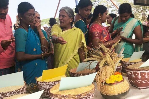 मांड्या कृषि विश्वविद्यालय में आयोजित तीन दिवसीय कृषि मेला-2025 में किसान और विशेषज्ञ नई कृषि तकनीक देख रहे हैं।